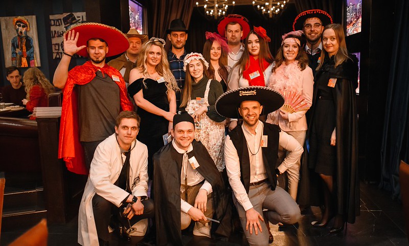 Корпоратив на Новый год в Йошкар-Оле — празднично украшенный банкетный зал